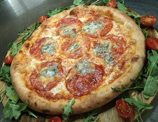 Pizza Quattro Formaggi Salami ( Ventricina ) Picante