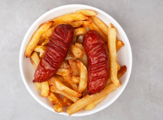 Segundo de salchicha y papas fritas