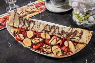 Clatita Uriasa cu Nutella si capsuni si banane
