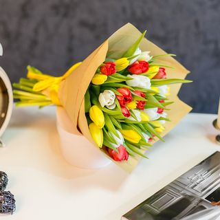 Buchet din 31 lalele multicolore Nr 5 in hartie nature