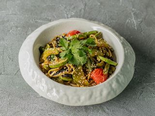 Удон з фучжу, цукіні, броколі, томатами чері, бобами едамаме та кінзою