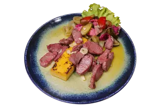 Pastrama de oaie cu mamaliga coapta si salata de muraturi