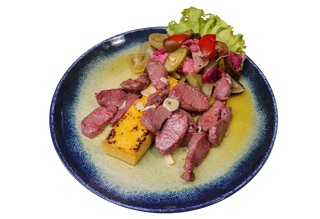 Pastrama de oaie cu mamaliga coapta si salata de muraturi