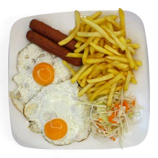 Plato 1. Dos Salchichas, Dos Huevos, Patatas Fritas Y Guarnición