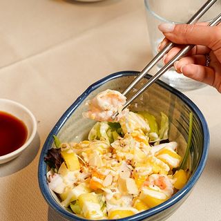 Insalata di mare con frutta di stagione