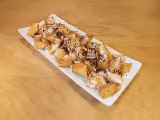 Patatas Caseras Con Salsa De Queso Casera Y Tierra De Boletus