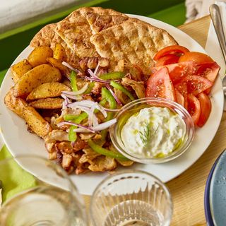 Ghyros di pollo o di maiale al piatto