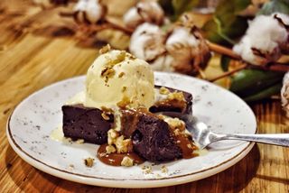 Brownie cu nuci si caramel sarat 