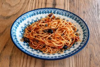 Spaghetti alla putanesca con peperoncino