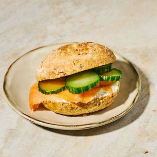 Bułka proteinowa - wędzony łosoś + labneh + sos chrzanowy