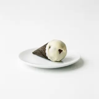 Mini cono cioccolato fondente con copertura al cioccolato bianco