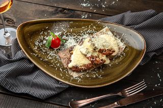 Medalioane de vita cu sos de cascaval