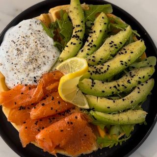 Gofr z łososiem i awokado