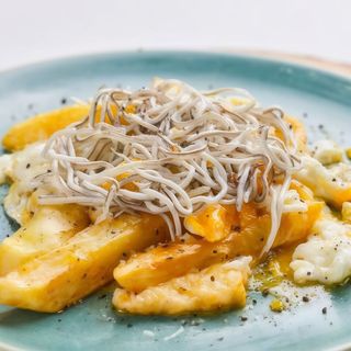 Huevos Rotos con Anguriñas