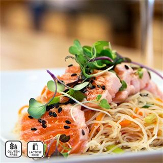 Tataki de Salmão com Massa Vermicelli e Molho Agridoce