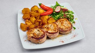 Medaliony z kurczaka w plastrach bekonu