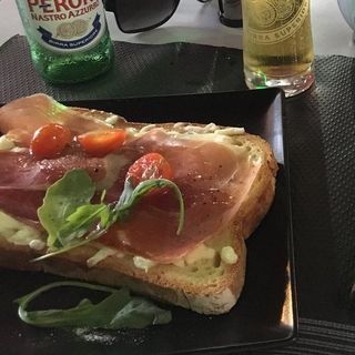 Bruschetta con jamón de parma y gorgonzola