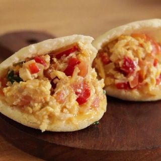 Arepa rellena con perico