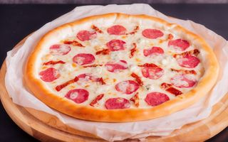 Піца З в'яленими томатами, Салямі та сирним бортиком (35см)