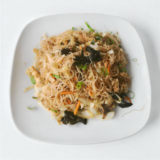 239. Оризово фиде със зеленчуци + патешко със сос + салата (1450г)