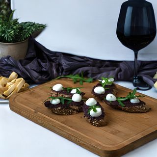 Брускети с маслинова паста, бейби моцарела и рукола (120г)