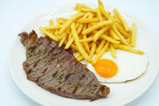 Huevos con  patatas y bistec