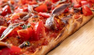 Pomodorini, alici e olive nere - 1/4 teglia