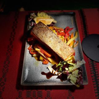 Somon rumenit pe jar cu legume de grădină