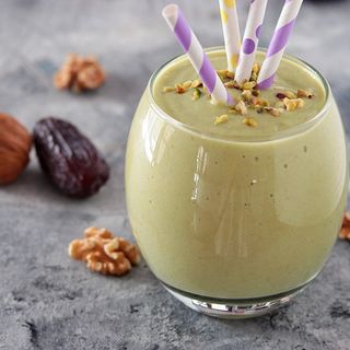 Frullato di avocado noci e datteri 