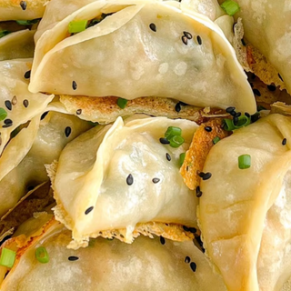 Raviolo alla griglia ripieno di maiale e cavolo - 6 pezzi（猪肉白菜煎饺）