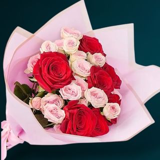 Buchet trandafiri rosii si miniroze roz