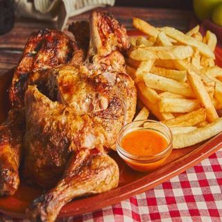 Pollo Entero Asado Con Plátano