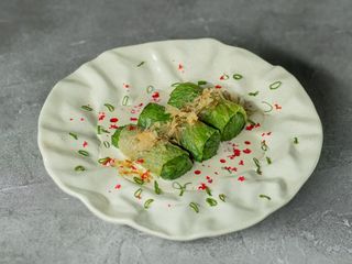 Креветки та ніжний лосось, загорнуті в листя ромену, з соусом берблан