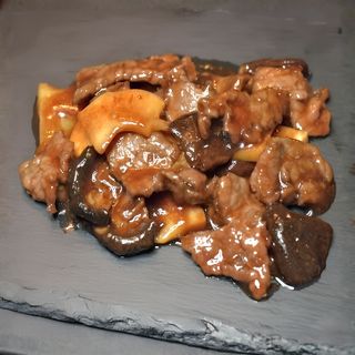 Plato De Ternera Con Bambú Y Setas