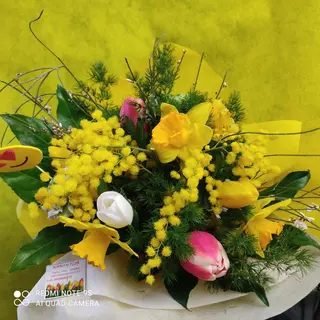 Bouquet di fiori misti con tulipani 