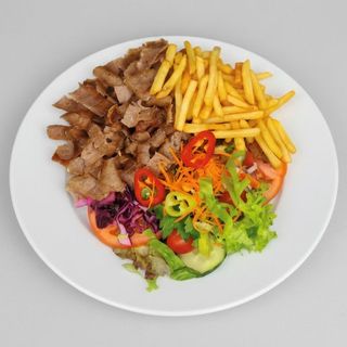 Piatto kebab con insalata e patatine