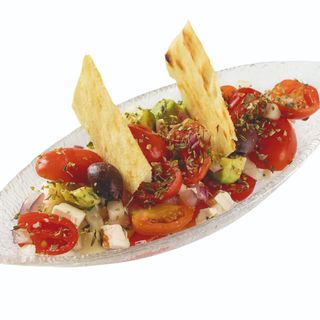 Ensaladilla De Tomate Con Queso Feta Y Aguacate 