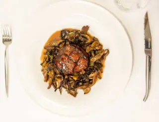 Muschi de vita cu ciuperci de padure si sos demi-glace