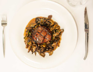 Muschi de vita cu ciuperci de padure si sos demi-glace