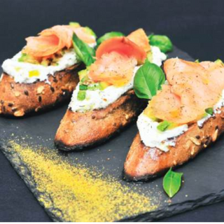 Bruskete sa lososom, rikotom i tikvicama 200g