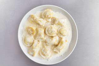 Аньолотті з кроликом у вершковому соусі, 240 г