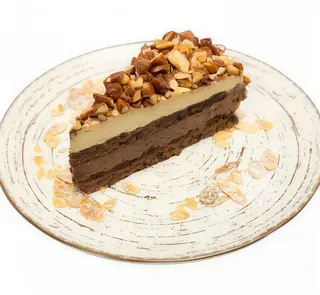 Tarta 3 chocolates con avellana y crujiente de almendra