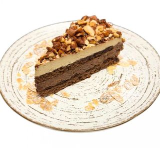 Tarta 3 chocolates con avellana y crujiente de almendra