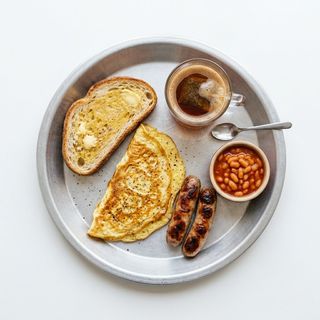 Plain bread/2 sausages/plain omelette/tea pot