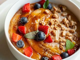 Fulgi de ovaz cu mere, bananeși caramel satar