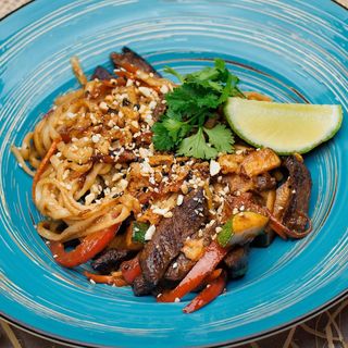 Пшенична локшина з яловичиною