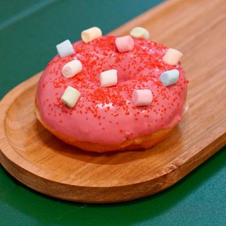 Donut cu glazură de căpșuni