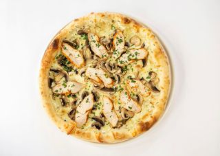 Пицца с курицей и грибами