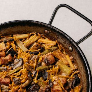 Fideuá de secreto ibérico y ajetes