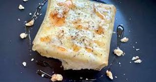 Formaggio feta fritta, miele e noci